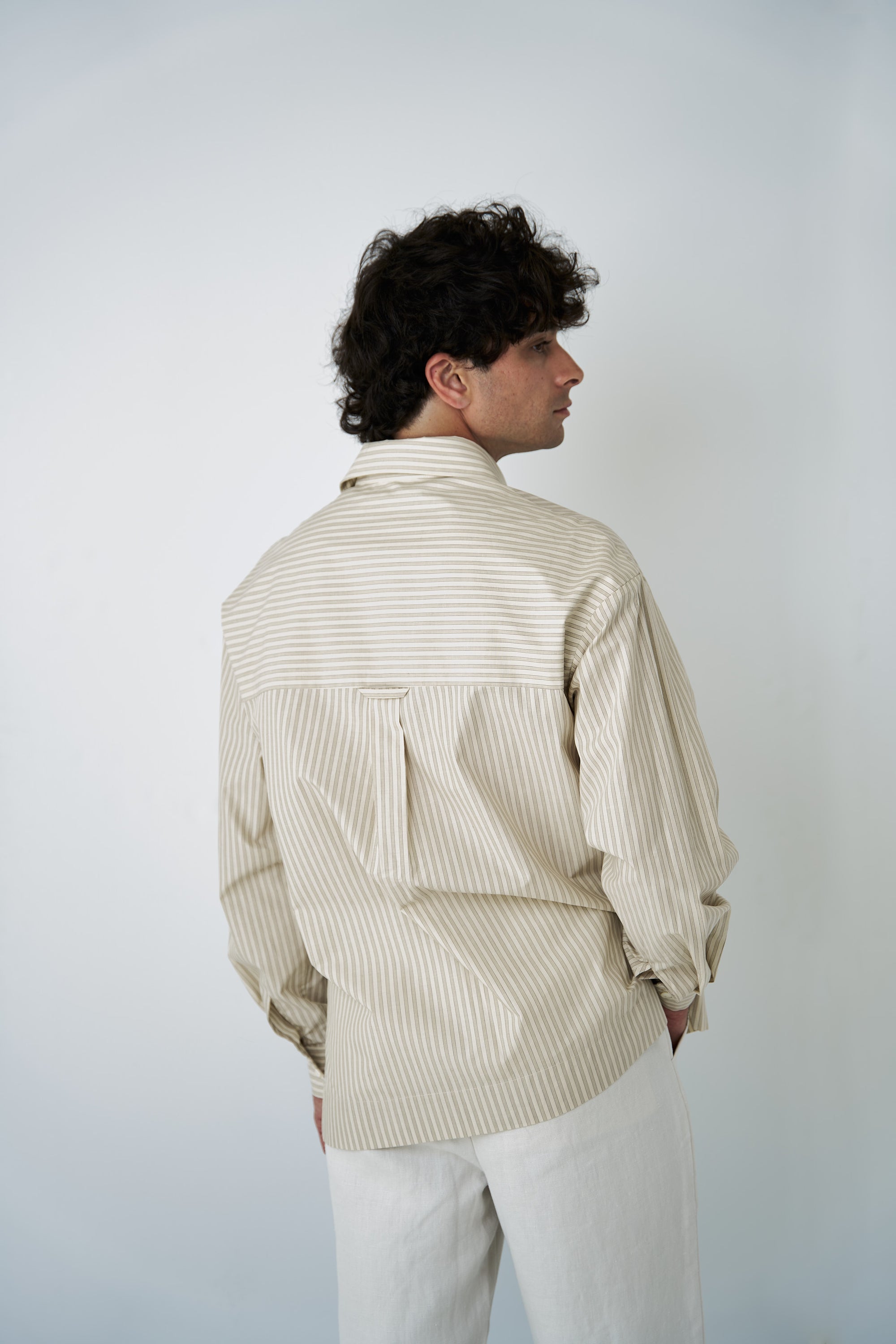 Model is 6' in size M