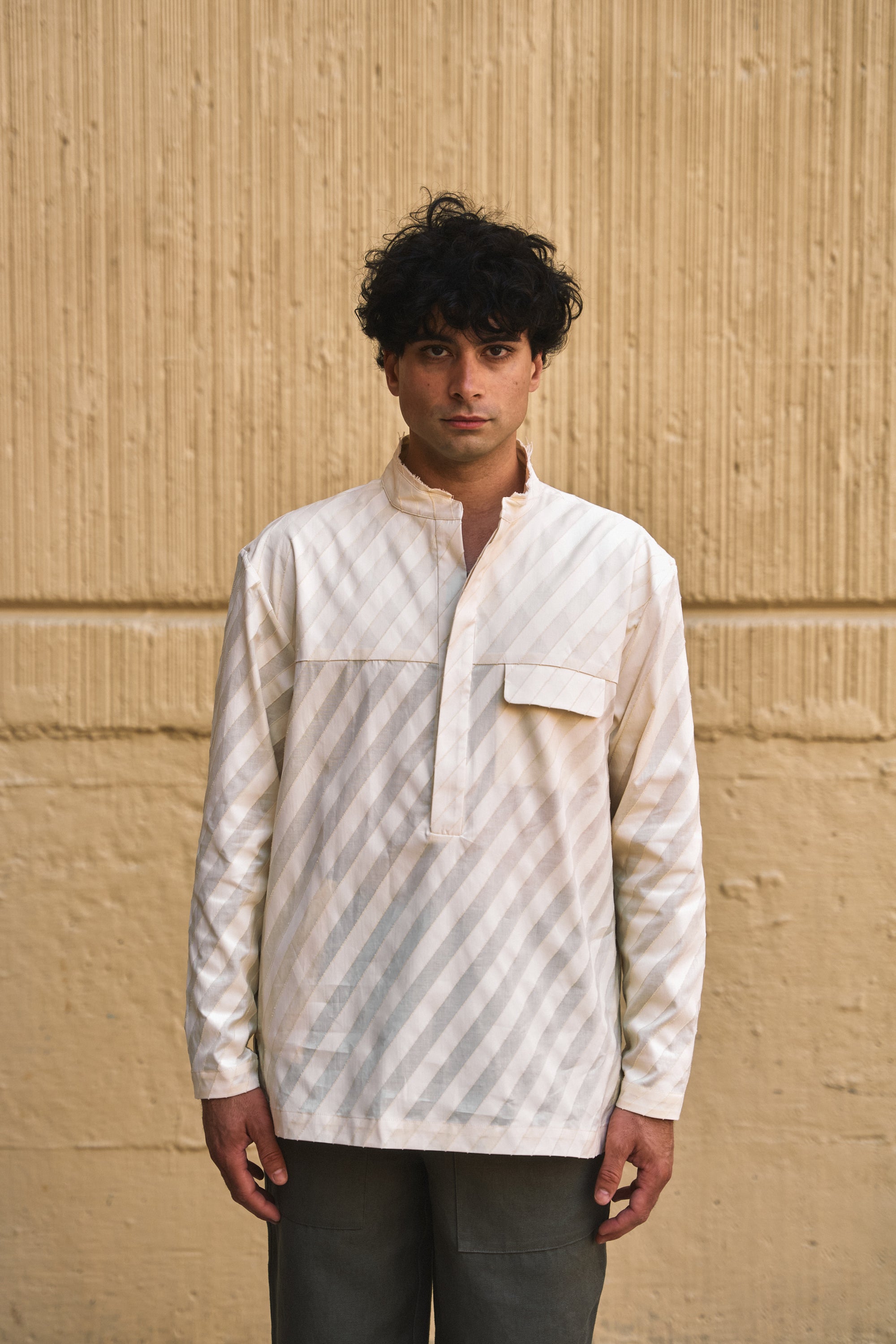 Model is 6', in size M