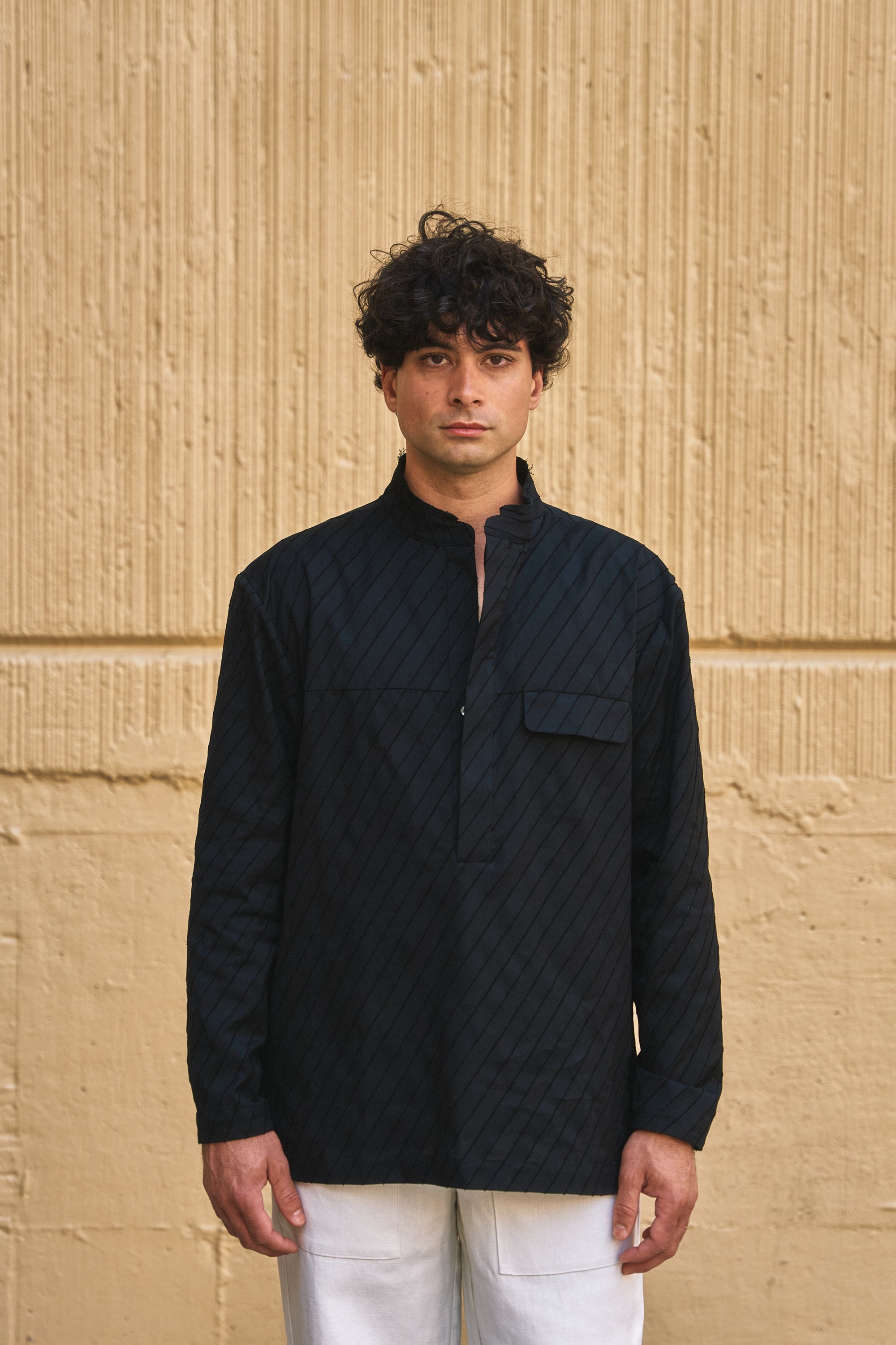 Model is 6', in size M